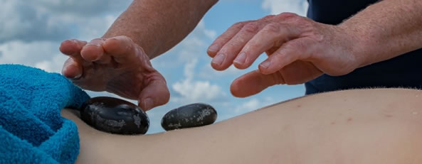 hotstone massage, stenen op rug